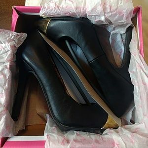 NIB Gold tip black heels